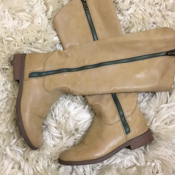 Tan boots - Picture 7 of 8